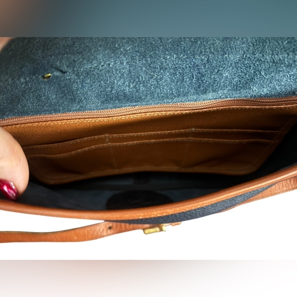 Vintage All Weather Pebbled Leather Dooney & Bourke Deep Navy/Tan Crossbody Bag - Picture 9 of 12
